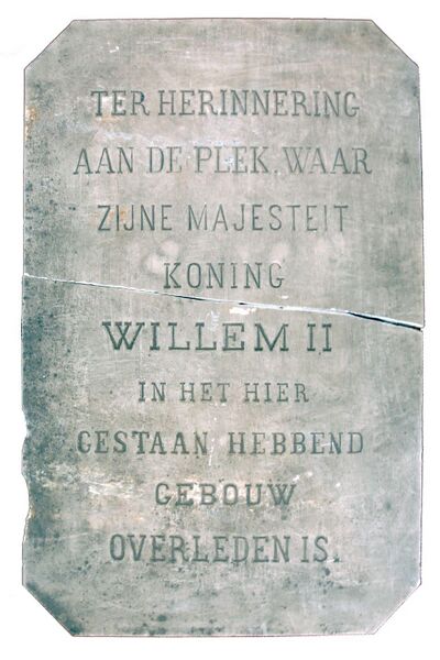 Marmeren gedenksteen afkomstig van de gedenknaald van koning Willem II die van 1874-1968 op de hoek Paleisstraat-Monumentstraat (nu Willemsplein-Paleisring) heeft gestaan. (Foto: Ronald Peeters, Coll Stadsmuseum Tilburg, SMT00297A)
