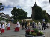 Sacramentsprocessie in Eygelshoven met pauselijk nuntius Bert van Megen onder het baldakijn