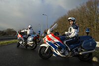 Twee motorrijders van de KMar tijdens grenscontrole