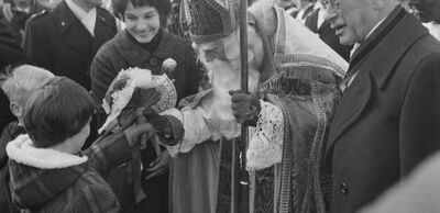 Sinterklaas en Mies Bouwman. J. de Nijs / Anefo