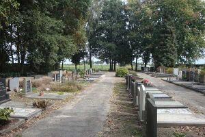 Het nieuwe deel van de begraafplaats bij de Lambertuskerk te Raamsdonk