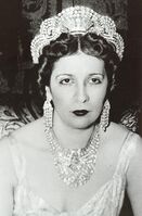 Halo-tiara, die als een stralenkrans om het hoofd ligt (koningin Nazli van Egypte)