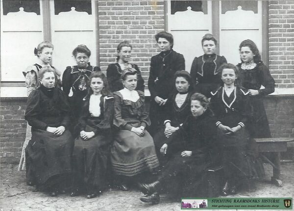 Meisjes van de naaischool in 1907