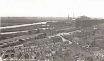 station Geertruidenberg-Raamsdonksveer - stationsgebouw (1938) - Hoog middendeel (met gekanteelde borstwering) en twee lage vleugels Bron: https://langstraatspoorlijn.nl Langstraatspoorlijn.nl] Jan van Velthoven