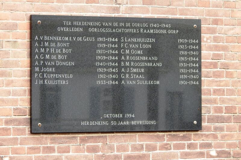 Op de RK Sint Bavo kerk van Raamsdonk is een plaquette aangebracht om een aantal omgekomen inwoners van Raamsdonk te herdenken.