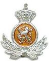 Pet-emblemen van de Koninklijke Marechaussee in gebruik tot 1 mei 1996. Deze emblemen zijn identiek aan de petemblemen van de Koninklijke Landmacht met dit verschil dat de lauwerkrans en de kroon van zilver zijn i.p.v. goud. (Coll. Mus. Kon. Marechaussee, Buren)