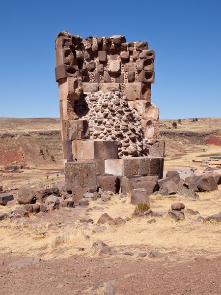 Bestand:Peru Sillustani Grave Tower Chullpa.jpg