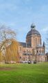 Het Kerkplein is het hart van het Raamsdonk. Het is aangewezen als beschermd dorpsgezicht vanwege de vele historische gebouwen. De St. Bavokerk met pastorie van architect Carl Weber, gebouwd tussen april 1888 en september 1889, is het meest opvallende gebouw aan het plein. De hoge koepel lijkt niet in verhouding met de rest van het monument. Dit komt doordat er eigenlijk twee westtorens gepland waren, maar deze zijn door geldgebrek nooit afgebouwd. Ook het voormalige klooster St. Adrianus Liefdegesticht springt in het oog. Het gebouw is nu beter bekend als het Ontmoetingscentrum, maar huisde vanaf 1907 de zusters van de congregatie de Zusters van Liefde (Schijndel). Het gebouw is gezet in combinatie met een meisjesschool/kleuterschool en gasthuis voor bejaarden. Na het vertrek van de zusters en de meisjesschool in 1972 hebben inwoners van Raamsdonk de stichting Ontmoetingscentrum opgericht om het gebouw te kunnen behouden en er een dorpscentrum van te maken.