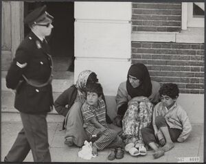 Haremvrouwen-bezetten-politiebureau-Raamdsonkveer 9-juni-1964-02.jpg