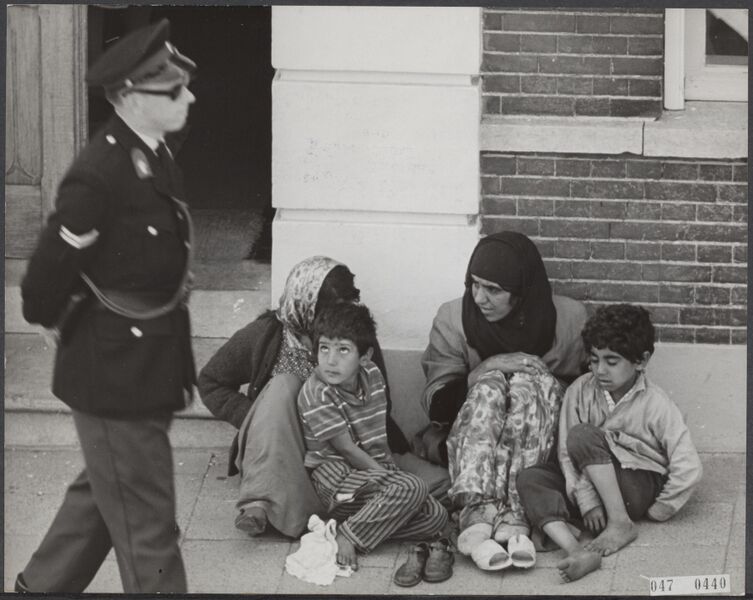 Bestand:Haremvrouwen-bezetten-politiebureau-Raamdsonkveer 9-juni-1964-02.jpg