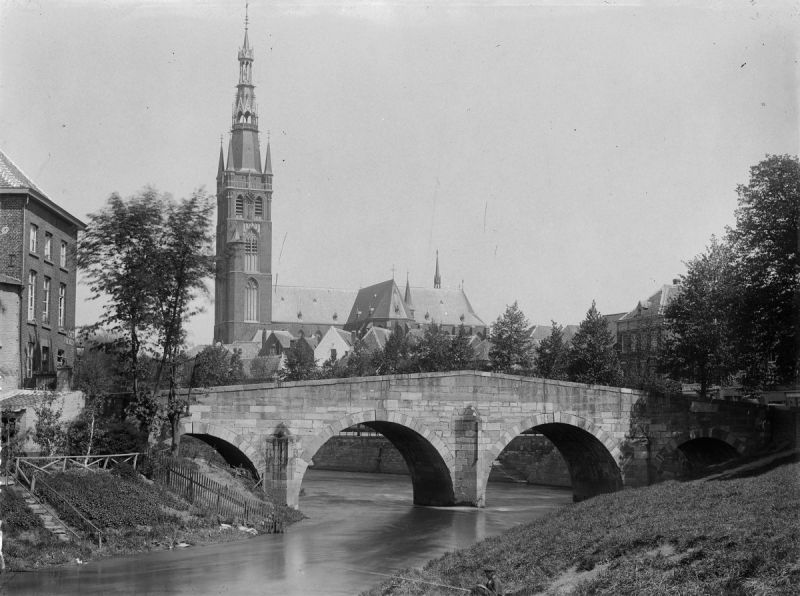 Bestand:Overzicht oude stenen brug over de Roer - Roermond - 20189052 - RCE.jpg