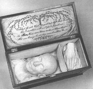 Doos met het dodenmasker van koning Willem ii (gips) en een afgietsel van diens linkerhand (Koninklijk Huisarchief, Den Haag).