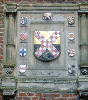 Wapenborden van Kasteel Dussen Op het wapenbord boven de toegangspoort staan de heraldische tekens van de families Van der Dussen, Suringar, Van Brecht, D’ Ursel, Van Gendt, De Croix, Van Axele, Groesbeek en Van der Schueren.