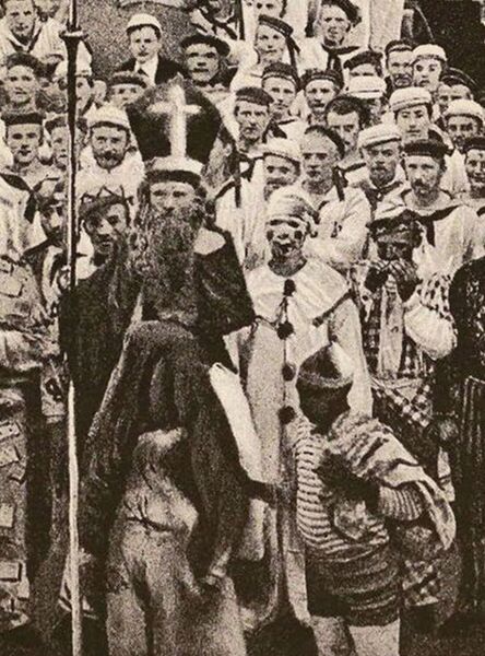 Bestand:Sinterklaasviering 1891 op de Koningin Emma (cropped).jpg