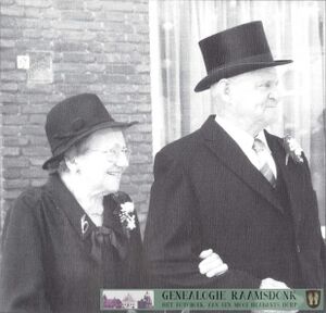 Het gouden paar Jan Verschure & Marie Boons voor hun huis aan de Kerkstraat