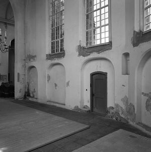 Lambertuskerk raamsdonk interieur oostzijde met uitgang-20000865.jpg