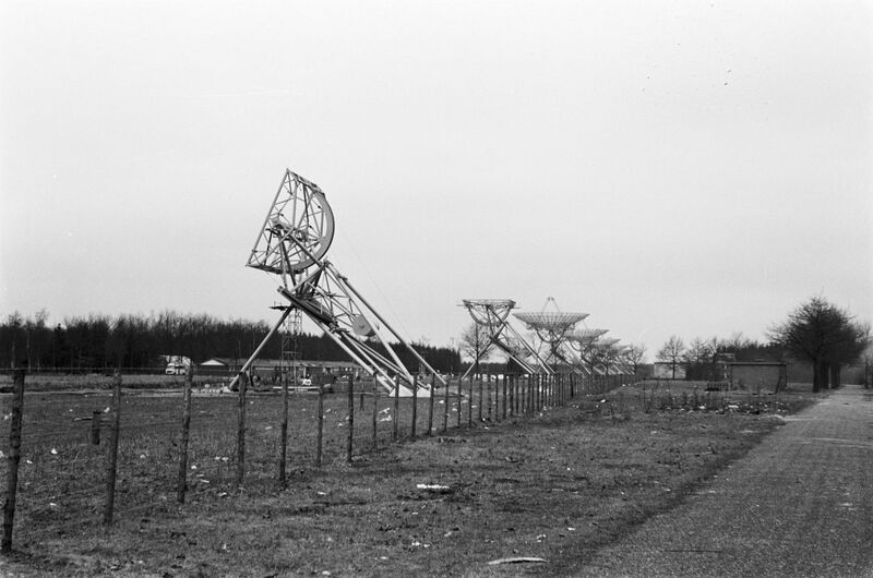 Bestand:Werkzaamheden aan elf radiotelescopen in de bossen van Hooghalen in Drenthe.jpg