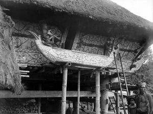 COLLECTIE TROPENMUSEUM Een doodskist (Pêlankah) in Karo Noord-Sumatra met een bamboebuis in het midden om het lijkenvocht af te voeren TMnr 10003231.jpg
