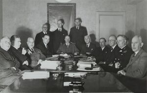 Ministerraad in de tweede helft van 1944 (Kabinet Gerbrandy II). Staande vlnr. V, Bestanddeelnr 137-1341.jpg