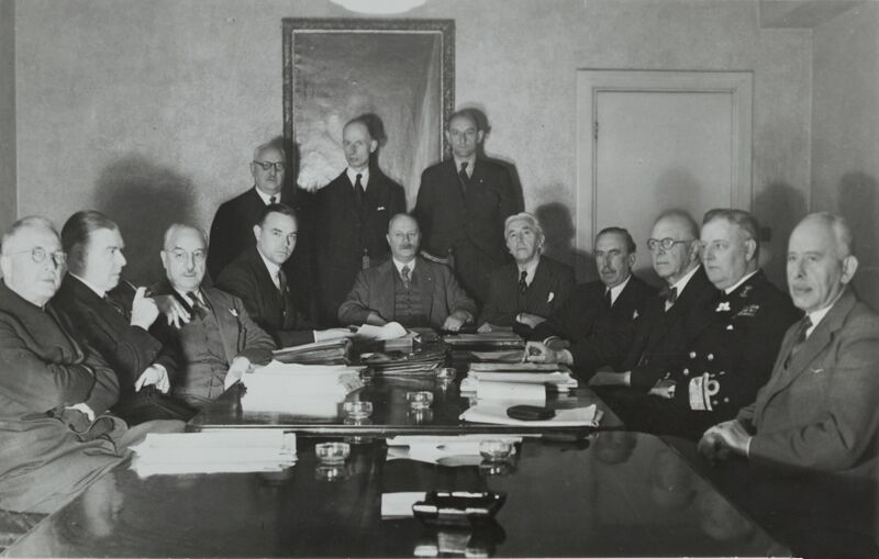 Bestand:Ministerraad in de tweede helft van 1944 (Kabinet Gerbrandy II). Staande vlnr. V, Bestanddeelnr 137-1341.jpg