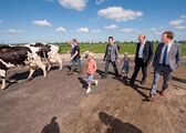 Oplevering eerste ingerichte terp. Mark Broekmans, staatssecretaris Mark Broekmans, staatssecretaris Joop Atsma en gedeputeerde Johan van den Hout, augustus 2012.