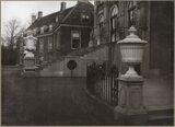 Trap van het paleis met marmeren vazen en op het bordes vier beelden van stadhouders (1943) (Rijksdienst voor het cultureel erfgoed)