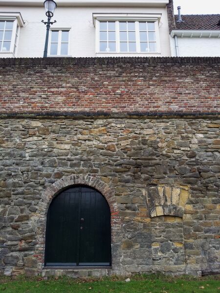 Bestand:Maastricht2015, OLV-wal, poternes.jpg