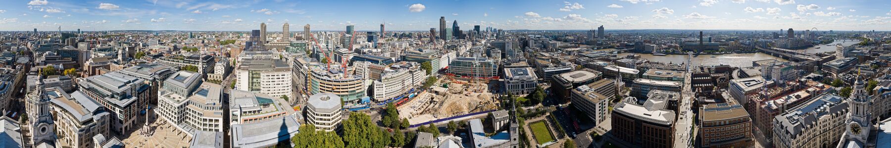 Uitzicht over hedendaags Londen vanaf de St. Paul's Cathedral
