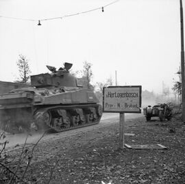 Een Shermantank rijdt Den Bosch binnen op 26 oktober 1944