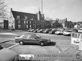 L.M. Tangel (Loek) - February 1999 - Exterieur overzicht voorzijde gemeentehuis met parkeerterrein - Raamsdonksveer - 20320188 - Rijksdienst voor het Cultureel Erfgoed Villa Chartroise: Exterieur overzicht voorzijde gemeentehuis met parkeerterrein