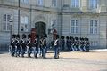 De militaire wacht wisselt voor het paleis Amalienborg