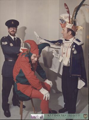 23 februari 1974 - Carnaval in Raamsdonk - Harry Meulblok als Prins,Cor Fijneman Pietzn. als politieagent en Jan Bouwens Janzn. als nar.