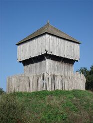 Reconstructie van een houten Donjon met palissade in Saint-Sylvain-d'Anjou