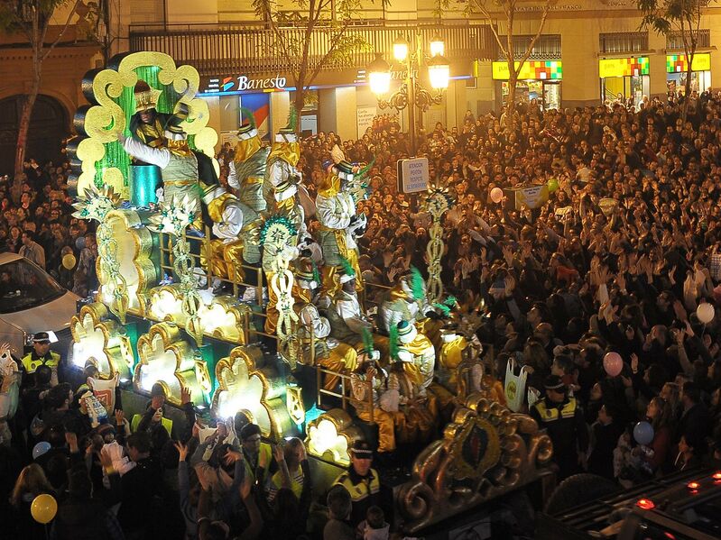 Bestand:Cabalgata de Reyes Magos 2013.jpg
