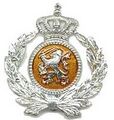 Pet-emblemen van de Koninklijke Marechaussee in gebruik tot 1 mei 1996. Deze emblemen zijn identiek aan de petemblemen van de Koninklijke Landmacht met dit verschil dat de lauwerkrans en de kroon van zilver zijn i.p.v. goud. (Coll. Mus. Kon. Marechaussee, Buren)