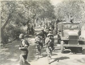 Opmars van de troepen kort na de landing te Pasir Poetih op 21juli 1947