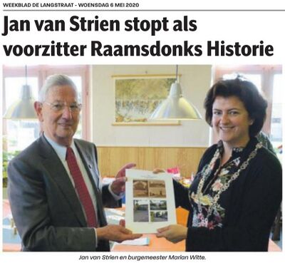 Jan van Strien overhandigt eerste exemplaar 'Historisch dorp Raamsdonk 75 jaar bevrijd' aan burgemeester Marian Witte