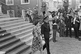 Doop van prins Willem-Alexander; koningin Juliana en prins Bernhard verlaten Paleis Huis ten Bosch, 2 september 1967 (Nationaal Archief)