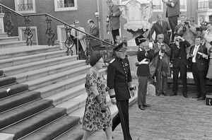 Koningin Juliana en prins Bernhard verlaten paleis Huis ten Bosch, Bestanddeelnr 920-6616.jpg