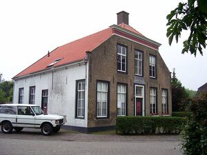 “FRANSCH-EN-NEDERDUITSCH SCHOOL-HUIS VAN RAAMSDONK 1787” – Molenstraat 39 Rijksmonument uit 1787 (Foto: mei 2007)