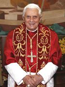 Benedictus XVI met goudgeborduurde staatsiestola