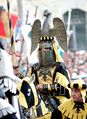 Kleuren, symbolen en opvallende helmtekens maken de ridder herkenbaar.