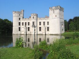 Kasteel van Bouchout, gezicht vanuit het westen. De vierkante donjon (ca. 1300) is rechts zichtbaar.