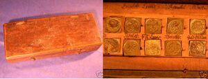 Münzwaage, vermutlich von Palus Deinert, Nürnberg um 1780; Holzkasten 170x65x30 mm, 2 Vorderschließen aus Messing, 1 Schuber für die As-Gewichte. Im Deckel: RECHT.ABGEZOGEN, Griffstab, der am Ende eine alte Münze hat, 48 einen Thaler von 1777; scheint echt alt zu sein und original, was der Abdruck beweist. 20 quadratische Messing-Münzgewichte, sog. Bildergewichte, eins ist ergänzt bzw. der 1/2 Carlin ist nachgemacht. im Deckel: 1.Reihe: 2 Krone HH 8,46; 1 Engelot 5,03; 1 Krone HH 4,27; 1/2 Rosnobel RN 3,73; 1 Albertus AL 5,08; 2.Reihe: 1/2 Carlin 4,79 (nachgemacht), 1/4 Umbkiecker James I. 1,96; 1 Pistoler 6,70; 1/2 französische Krone 3,34; 1 rheinischer Gulden ? H 3,46; 1 Goldgulden 3,18; Im Boden: 1. Reihe: 1 Severin SR 11,02; 1/2 severin SR 5,51; 1 Maxdor 6,48, 1/2 Maxdor 3,24; 2. Reihe: 1 Loydor 6,68, 1/2 Loydor 3,34; 2 Hon Ducat 6,96; 1 Hon Ducat 3,46, 1 Ducat 3,41; dazu 4 Asgewichte im Fach: 5, 4, 3 u. 2 As interessant: Eine Grube wurde nicht ausgearbeitet Eisenwaage mit Enden in Spatelform und zierlichem Zeiger, daran 2 runde Messingwaagschalen an grünen Schnüren und Bändelbüschel an den Enden,auch an der Waagengabel Am 14.12.07 hat der Verkäufer die folgenden Angaben hinzugefügt: Durch Hinweise folgende Korrektur: Die 1/2 franz. Krone ist 1 Französische Krone; der rheinische Gulden ist 1/4 franc, mit den Initialen von