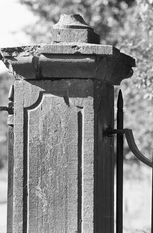 Lambertuskerk raamsdonk exterieur detail van toegangshek 20304343.jpg