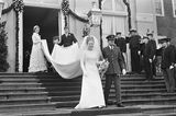 Huwelijk van prinses Margriet en mr. Pieter van Vollenhoven; het bruidspaar verlaat Huis ten Bosch, 10 januari 1967 (Nationaal Archief)