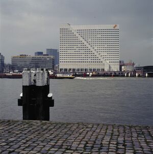 Overzicht over de Maas met gebouw Willemswerf (arch.- Wim Quist) vanaf de kade - Rotterdam - 20358903 - RCE.jpg