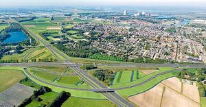 Visualisatie van de toekomstige situatie op knooppunt Hooipolder. Op de voorgrond de nieuwe verbindingsboog van de A59 naar de A27 (richting Utrecht)