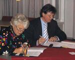 Minister Karla Peijs en gedeputeerde Lambert Verheijen ondertekenen eerste bestuursovereenkomst, december 2004.