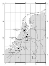 Kaart met plaatsen in Nederland en België waar schade is gemeld door de storm. De zwart gekleurde plaatsen hebben de meest extreme schade. Een voorzichtige reconstructie van de positie van het front is ingetekend. (bron: KNMI)